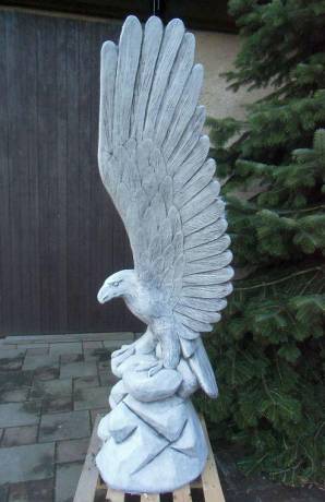 Große Adlerfigur als Gartenfigur