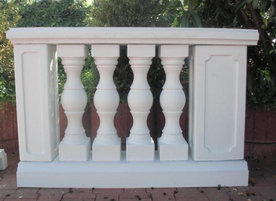 Zierbalustrade mit runden betonsäulen