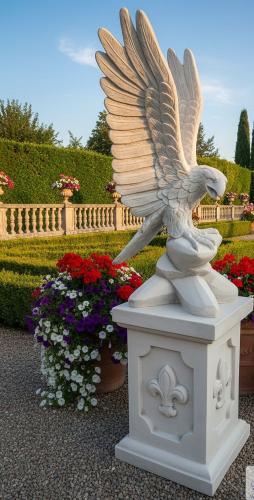 Adler auf Felsen mit grossen Flügeln