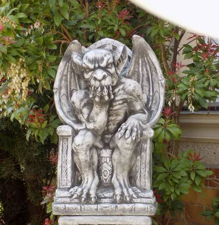 Steinfigur Gargoyle mit Sockel