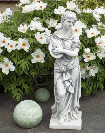 Garten Skulptur Frau mit Mandoline