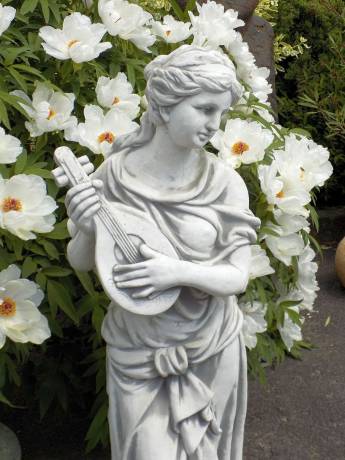 Musizierden Frauenfigur