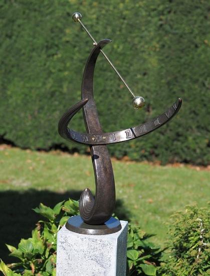 Bronze Sonnenuhr Wave mit modernem Design 90cm