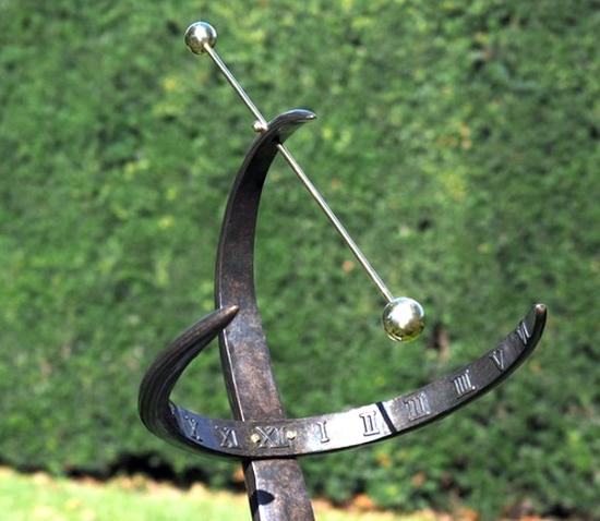 Bronze Sonnenuhr Wave mit modernem Design 90cm