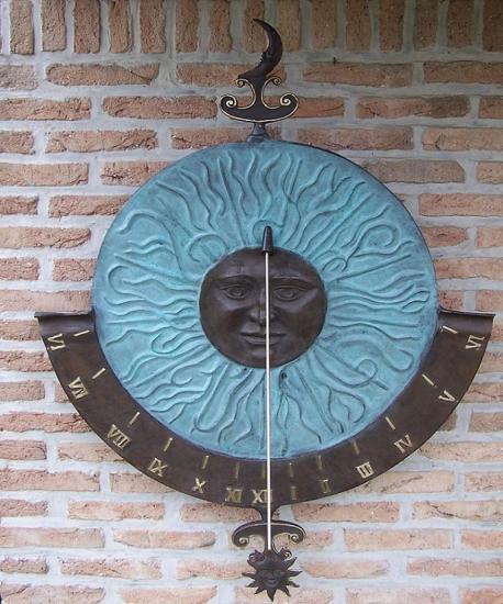 Handgefertigte Bronze Sonnenuhr für die Hauswand 110x76cm