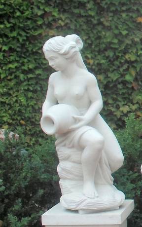 Skulptur Jungfrau mit Krug