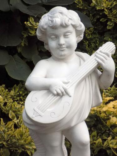 Putten figur komplett mit sockel