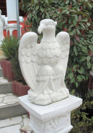 sitzende Adler Figuren