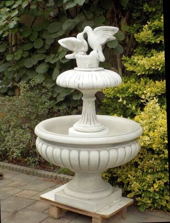 Gartenbrunnen mit Tauben Steinfigur