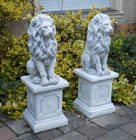 Löwen Steinfiguren Gartenfiguren mit Sockel