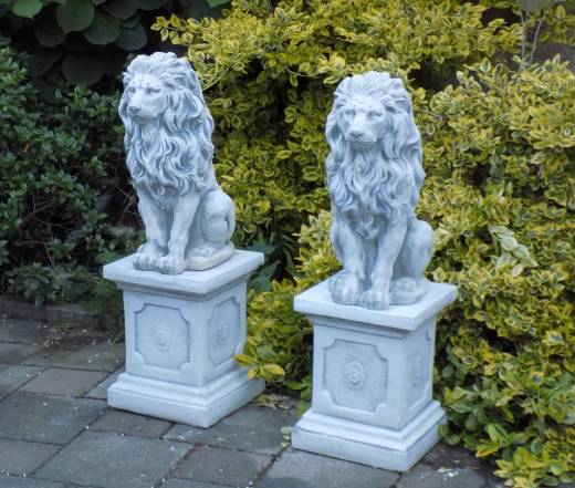 Gartenfiguren Löwen gerader Blick mit Sockel