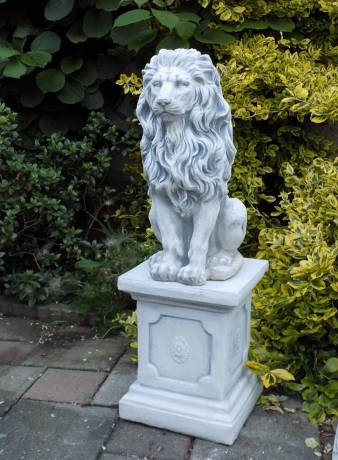 Löwen Skulptur als Gartendekoration