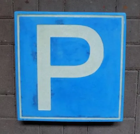 Logo Betonstein Pflasterplatte mit Parkplatz Logo Zeichen als Pflasterstein Platte 40x40cm