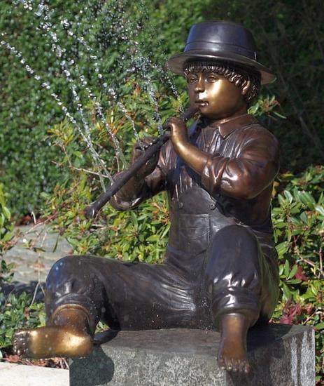 Gartenfigur Flötenspieler Junge Wasserspeier Bronze Figur