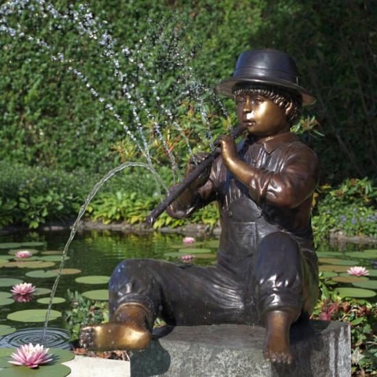 Gartenfigur Flötenspieler Junge Wasserspeier Bronze Figur