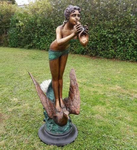 Bronzefigur Muschelbläserin auf Vogel als eleganter Wasserspeier im Garten