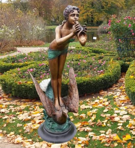 Bronzefigur Muschelbläserin auf Vogel als eleganter Wasserspeier im Garten