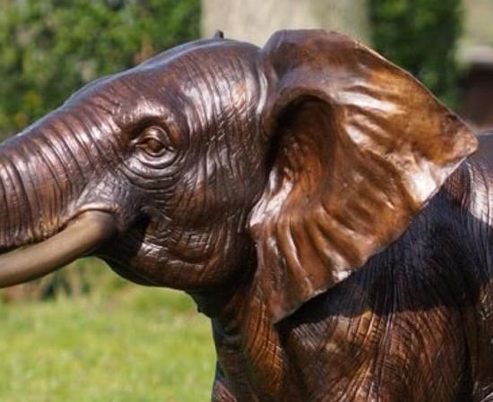 Bronzefigur Elefant – edle Tierfigur für Garten & Park
