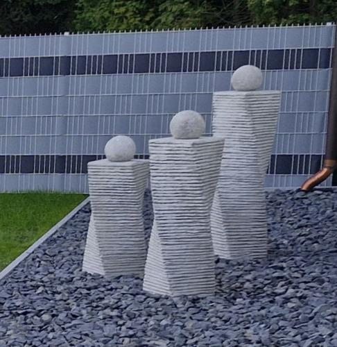 Steinsäulen mit Kugel Gartendekoration aus Beton Steinguss