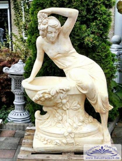Frau mit Blumenschale