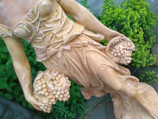 Gartenfigur Frau mit Weintrauben