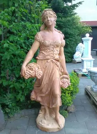 grosse Gartenfigur Frau mit Wein