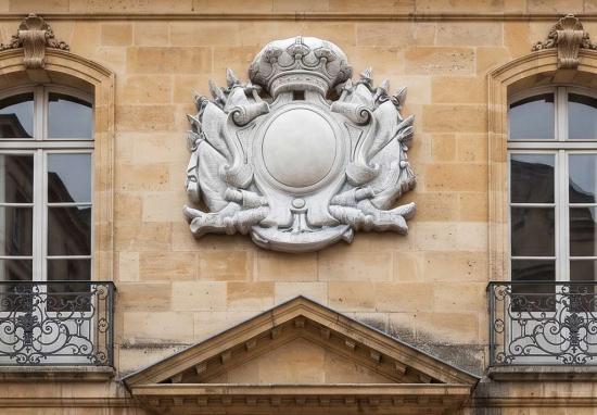 Wappen mit Krone Fassadenstuck Wandbild Fassadenschmuck Weißbeton Betonstuck Familienwappen