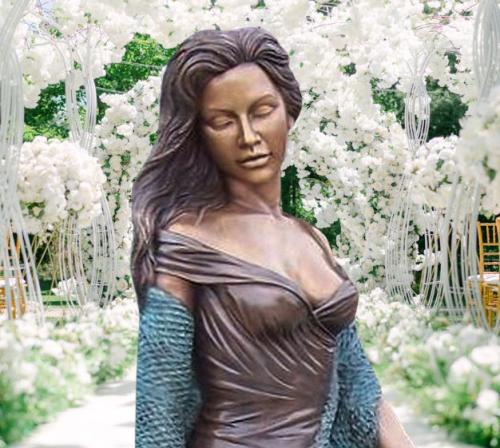 Zeitlose Bronzefigur einer Frau auf Zaun sitzend | lebensgroß 170cm