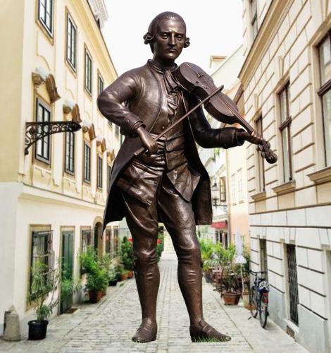 Detailreiche Bronzefigur des Komponisten Mozart mit Geige
