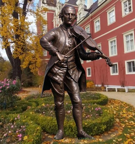 Detailreiche Bronzeskulptur des Komponisten Mozart mit Geige