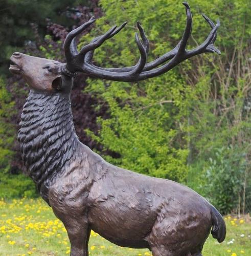 Prächtige Bronzeskulptur Röhrender Hirsch auf Fels | Authentische Hirschfigur mit Zwölfender Geweih 255cm