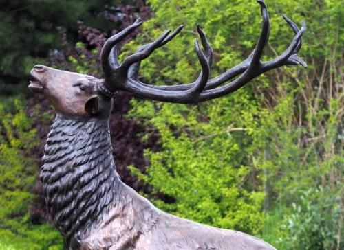 Prächtige Bronzeskulptur Röhrender Hirsch auf Fels | Authentische Hirschfigur mit Zwölfender Geweih 255cm
