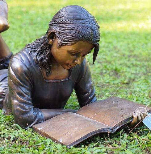 Bronzefigur lesendes Mädchen mit Buch