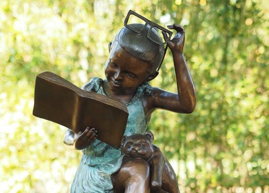 Entdecke die Bronzefigur „Olivia auf dem Bücherstapel“ 94cm