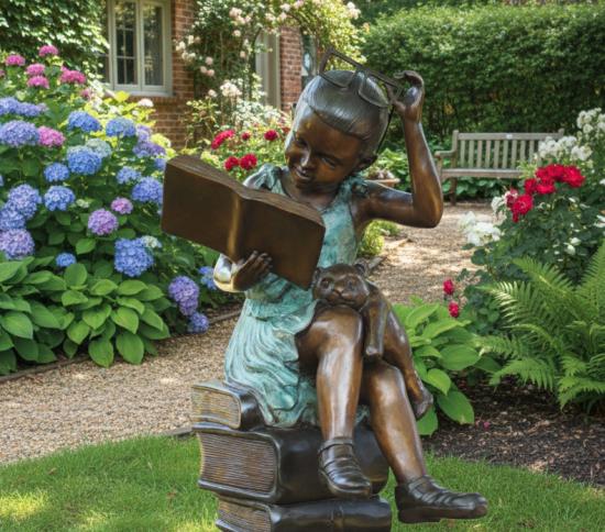 Bronze Gartenfigur Mädchen auf Bücher Stapel