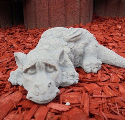 Gartenfigur Drachen liegend, Drachefigur