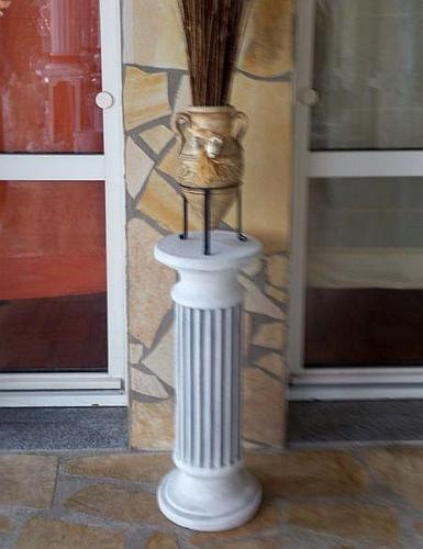 Säule mit Rillen als Sockel für Gartenfigur Vase Blumenschale runde Betonsäule 74cm