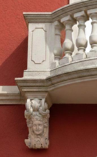 Fassadenstuck Konsole Frau Balkonwinkel dekorative Stuckkonsole