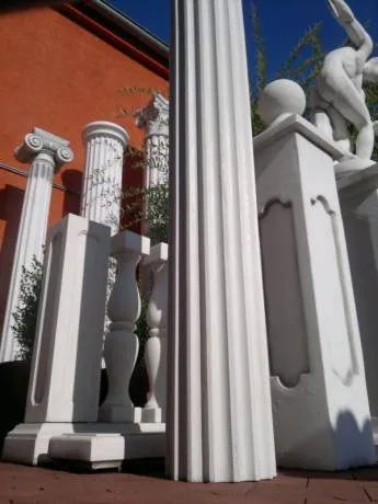 Säulen 25cm Schaft aus Beton mit kannelierter Oberfläche