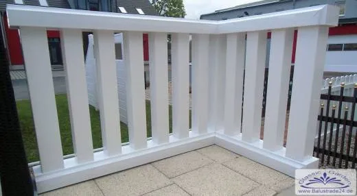 Leichte Vierkant Balustrade für Balkon nur 25kg je Meter aus Kunststoff ohne streichen Leichtbalustrade