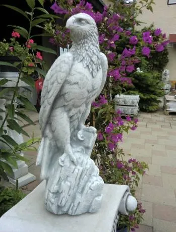 Gartenfigur Falke auf Felsen