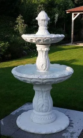 weißer Gartenbrunnen