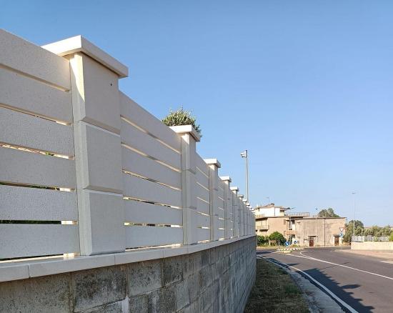 Beonzaun aus weißem Beton mit Betonpfeilern