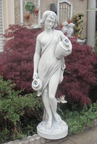 Springbrunnen Figur frau mit Wasserkrug