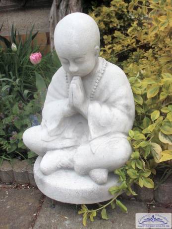 kleiner Novice bei seiner Ausbildung zum Buddha