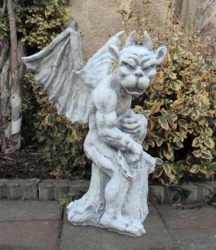 drachenfigur mit flügel