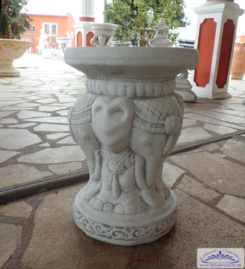 Sockel mit Elefanten