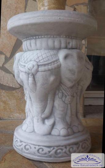 Sockel mit Elefant