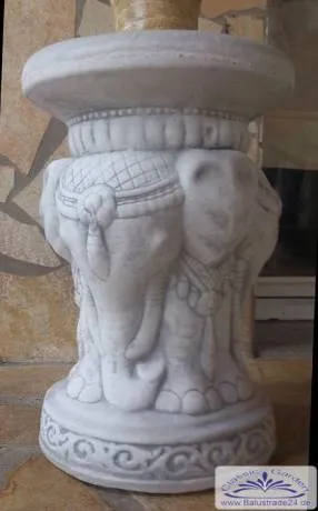 dekosockel mit elefanten als steinhocker