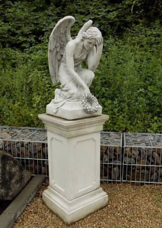 BAD-1555 Grabengel Engelfigur mit Kranz in der Hand auf grossem Pfeiler Sockel 167cm 242kg